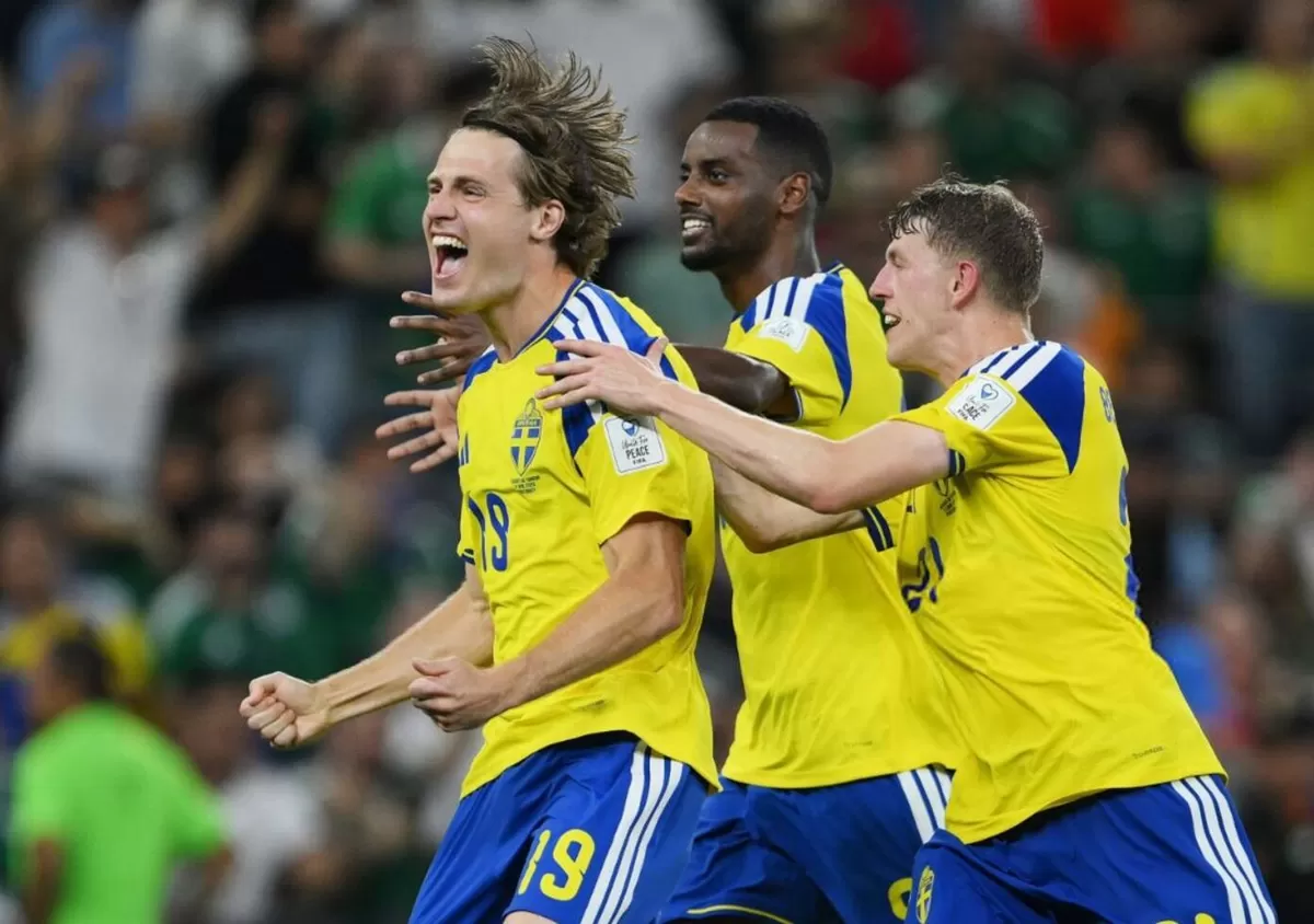 Para pemain Swedia merayakan gol ke gawang Tunisia. (FIFA)