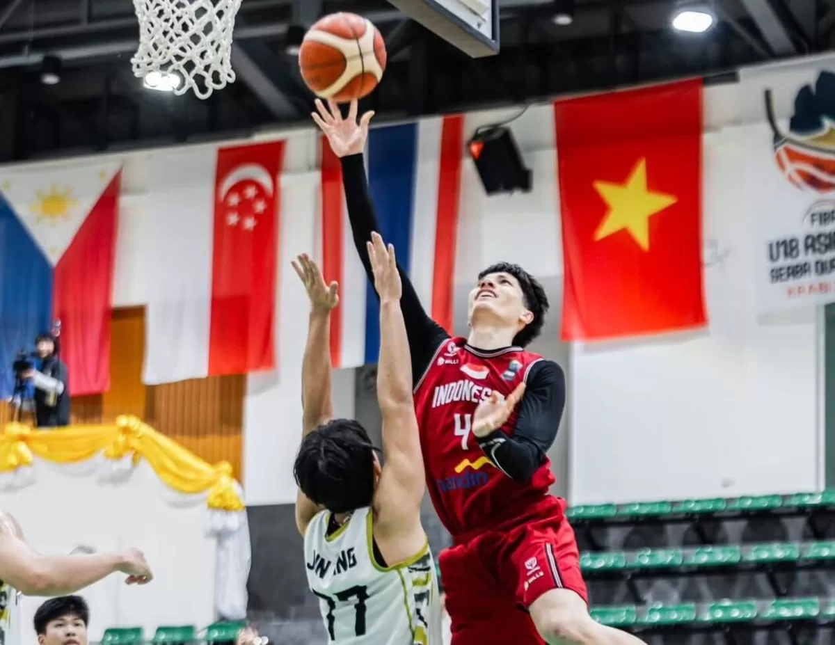 Pemain Indoensia saat akan melakukan Lay-up dihalang-halangi oleh pemain Malaysia di babak perebutan posisi 3/4 di  FIBA U18 Asia Cup SEABA Qualifiers 2026 di Krabi, Thailand. 
