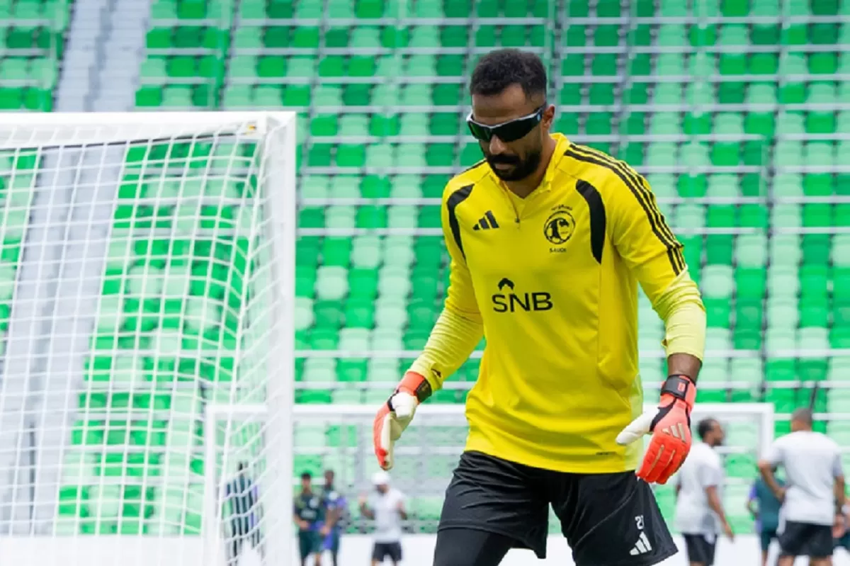 Kiper Arab Saudi pakai kacamata berkedip.