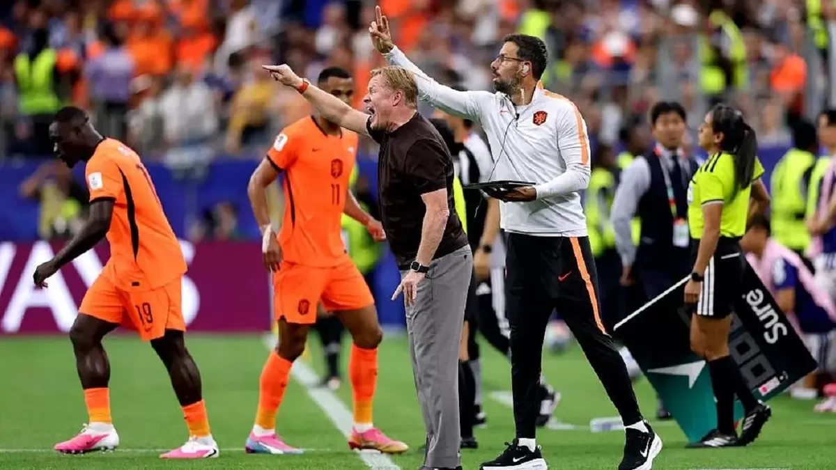 Pelatih Ronald Koeman dinilai salah menurunkan pemain di babak kedua.