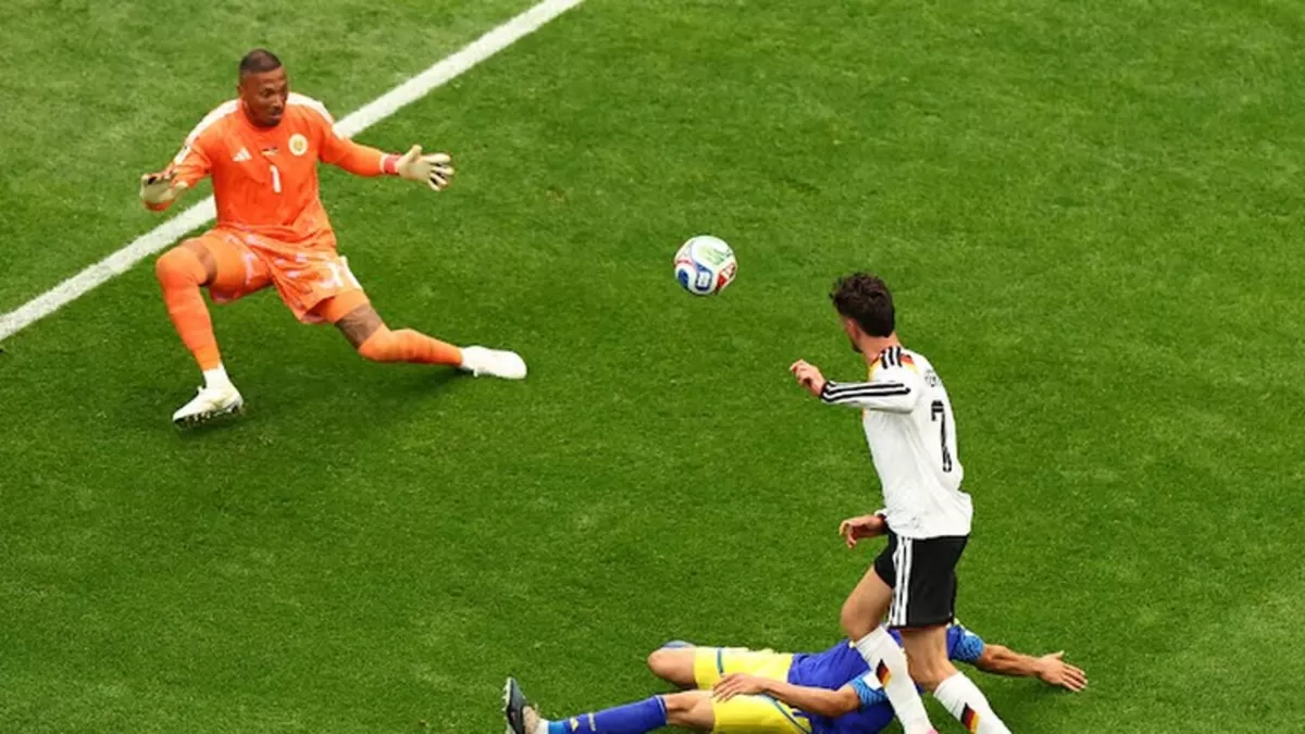   Kai Havertz dari Jerman mencetak gol ketujuh timnya ke gawang Curacao yang dijaga Eloy Room, pada laga pembuka Grup E di Houston Stadium, Senin, 15 Juni dini hari WIB.