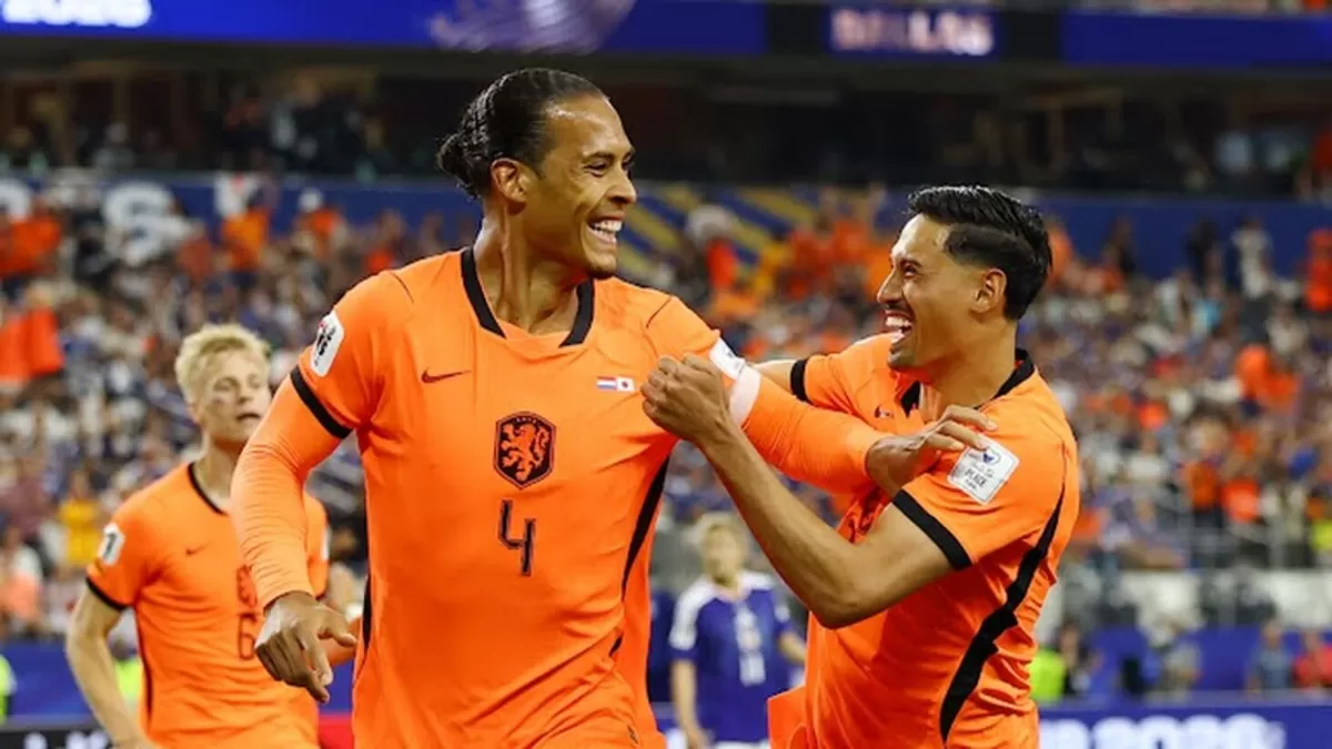 Virgil van Dijk bersama Tijjani Reijnders merayakan gol pertama Belanda ke gawang Jepang pada laga pembuka Grup F, di Dallas Stadium, Senin, 15 Juni waktu setempat. Keduanya sama-sama bawa satu poin. 