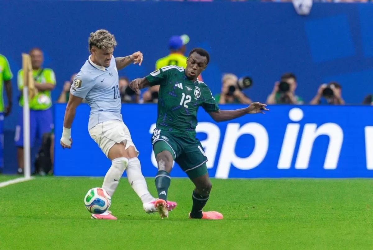 Pemain Uruguay Maxi Araujo (kiri) berduel dengan Saud Abdulhamid di laga Arab Saudi vs Uruguay. (@saudint)