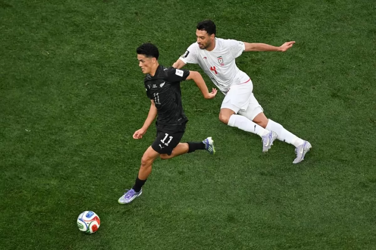 Elijah Just (jersey hitam) cetak brace ke gawang Iran. ( @photosportnz)