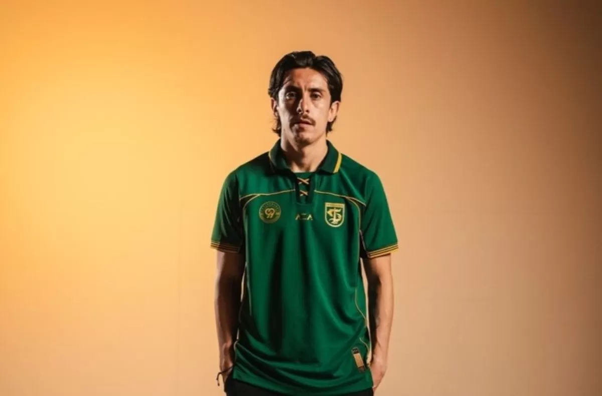 Francisco Rivera mengenakan jersey edisi spesial Persebaya. (Persebaya)