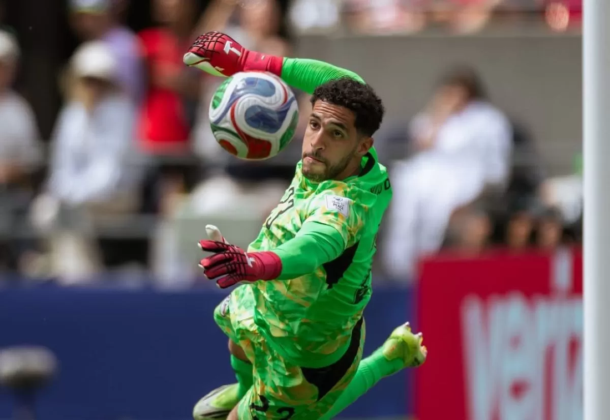 Kiper Mesir Mostafa Shoubeir tampil gemilang menyelamatkan gawangnya dari pemain Belgia. (@egyptnt)