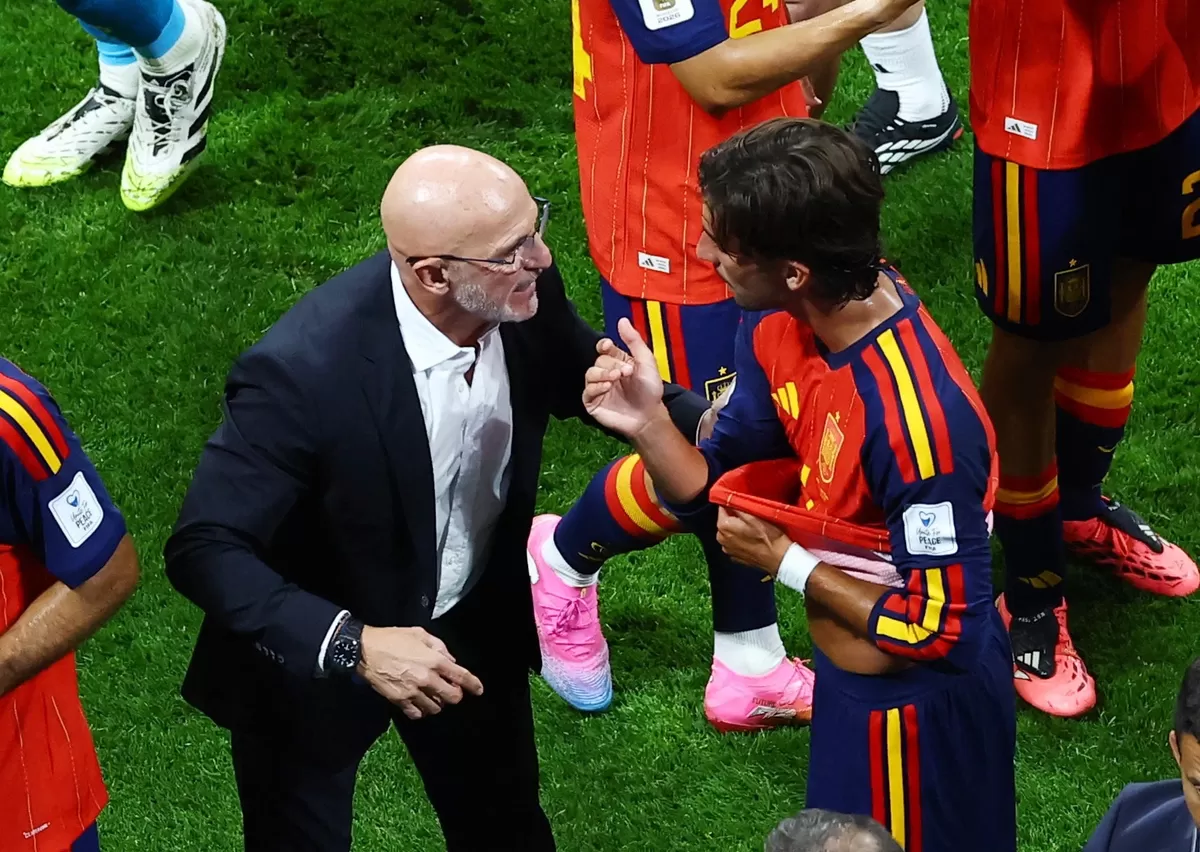 Pelatih Luis de la Fuente memberikan arahan kepada pemain Spanyol.