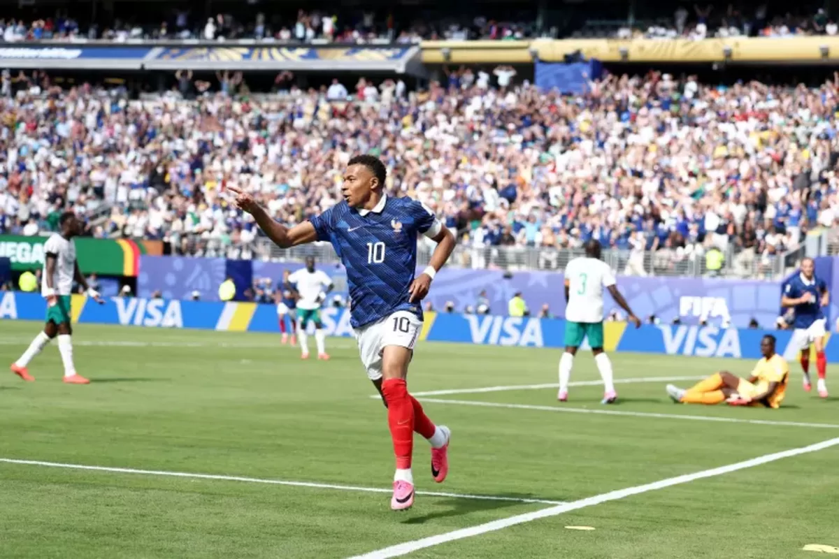 Kylian Mbappe merayakannya setelah sukses mencetak gol pertama timnya di penyisihan Grup I. Prancis menang meyakinkan 3-1 atas Senegal.