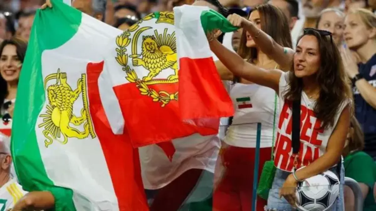 Suporter Iran membawa bendera resmi negara, sementara yang lain memilih simbol Singa dan Matahari sebagai bentuk ekspresi politik mereka saat laga Piala Dunia 2026, melawan Selandia Baru.