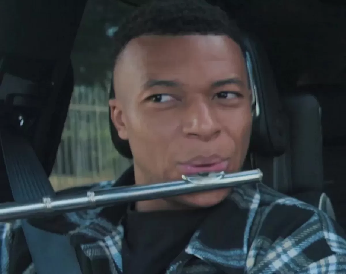 Kylian Mbappe berpura-pura mengeluarkan seruling dan mulai memainkannya.