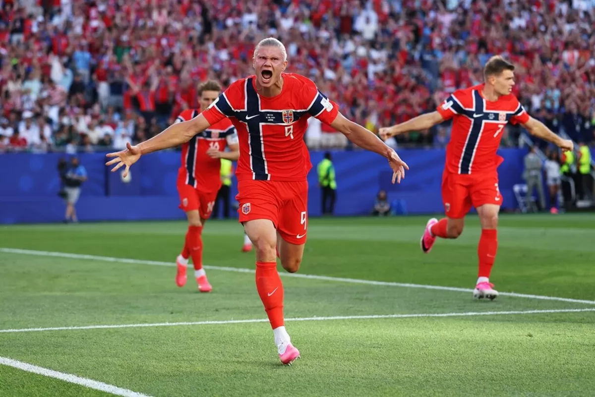 Striker Norwegia, Erling Haaland menandai debutnya di Piala Dunia dengan penampilan gemilang. Ia mencetak dua gol dan satu asisst untuk kemenangan atas Irak.