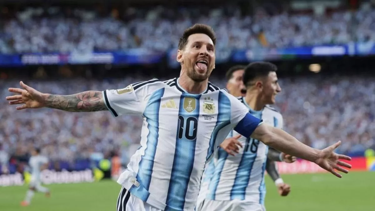 Bintang Argentina, Lionel Messi melakukan selebrasi usai bobol gawang Aljazair. (Reuters)