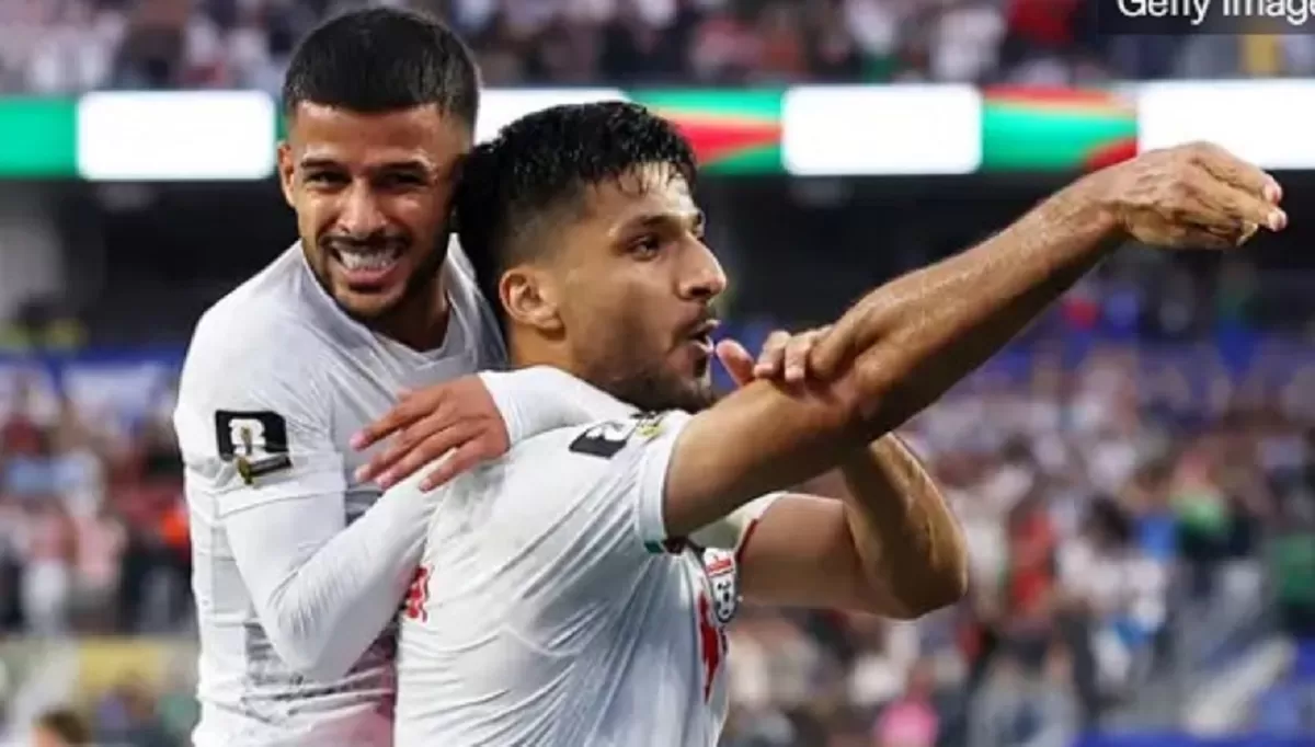 Mohammad Mohebi melakukan selebrasi yang agak sugestif.