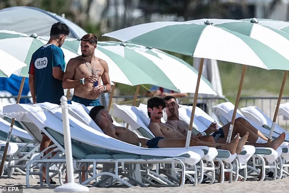 Timnas Portugal lebih banyak menghabiskan waktu di pantai bukan di lapangan.
