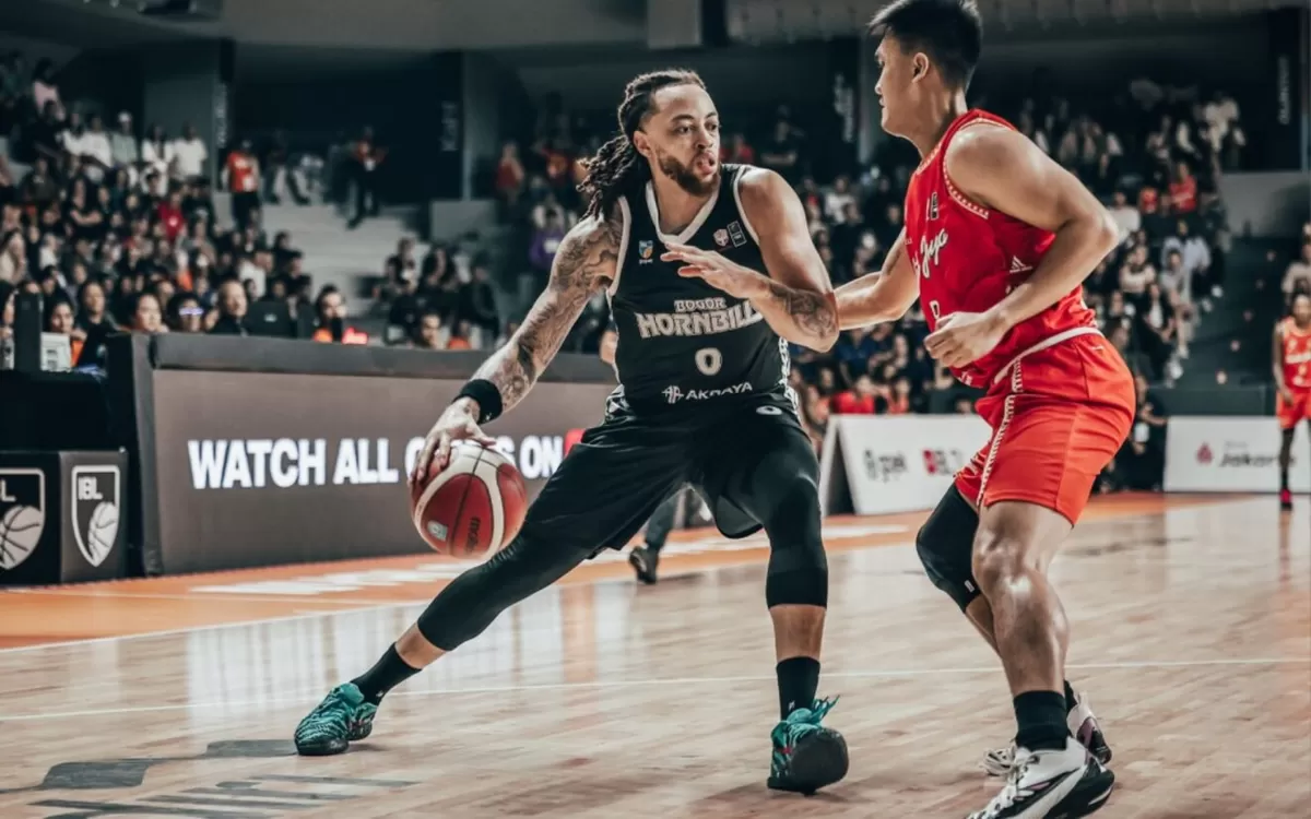 Pemain asing Hornbills Stephaun Branch mencoba melewati penjagaan ketat guard Pelita Jaya, Moh. Agassi di putaran pertama IBL 2026.