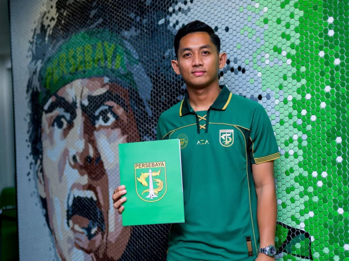 Reza Arya resmi berseragam Persebaya untuk musim 2026/27. (Persebaya)