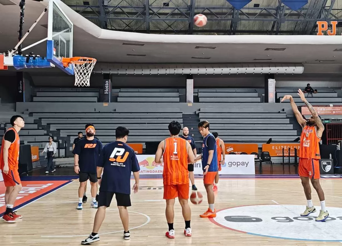 Para pemain Pelita Jaya Jakarta sedang berlatih mempersiapkan diri terakhir jelang seri final IBL 2026 pertama di Pelita Jaya Arena, Jakarta, Kamis, 18 Juni. PJ akan hadapi sang penantang Hornbills.