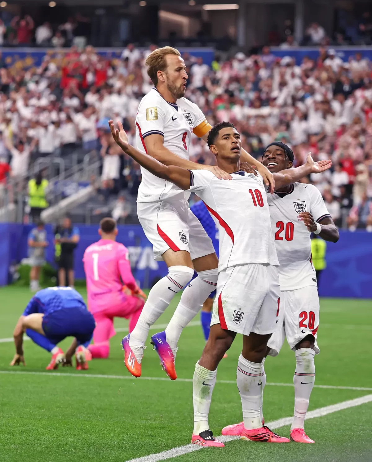 Harry Kane dan Jude Bellingham mencetak gol dalam kemenangan 4-2 Inggris atas Kroasia.