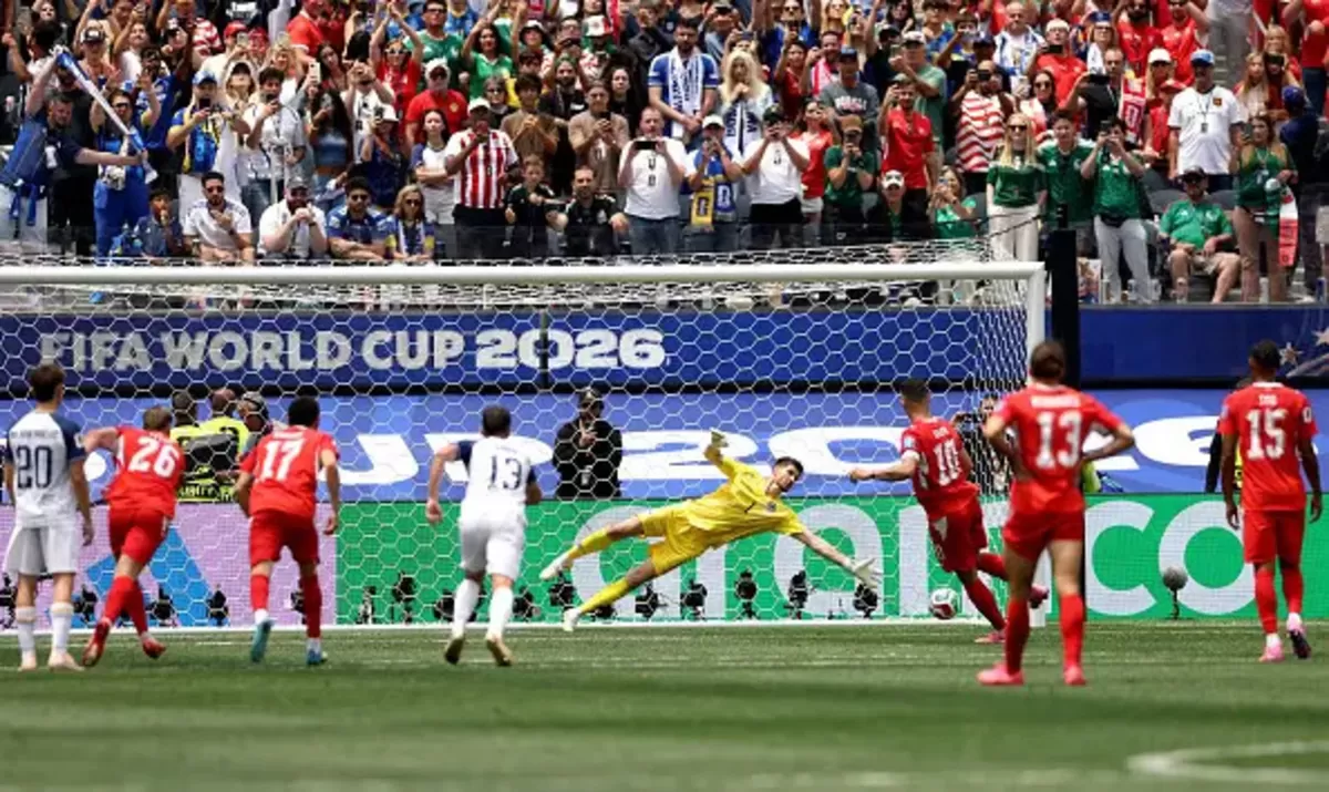 Granit Xhaka melepaskan tendangan penalti ke sudut bawah gawang. Ini menjadi gol penutup kemenangan dari Tim Swiss di laga Grup B Piala Dunia 2026, Jumat, 19 Juni 2026.