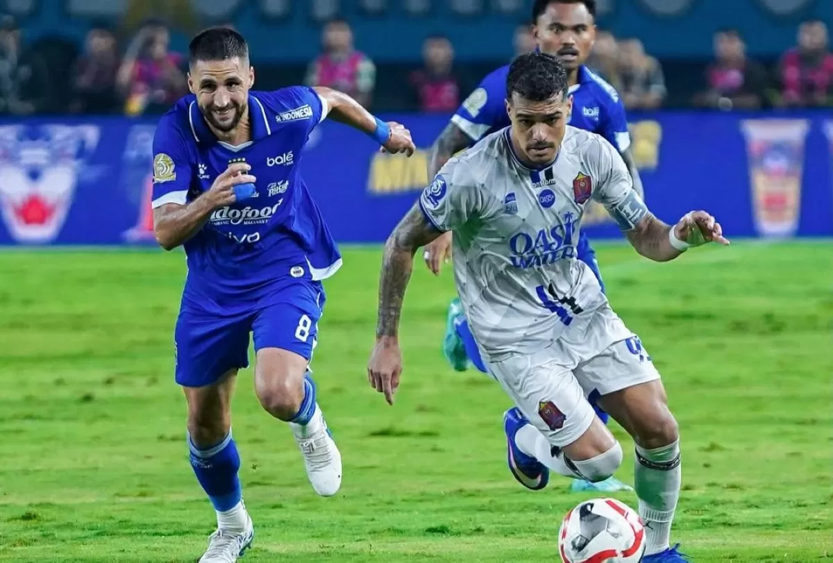 Carlos Franca (kanan) berduel dengan pemain Persib di laga terakhir Super League 2025/26. (@persijap_jepara)