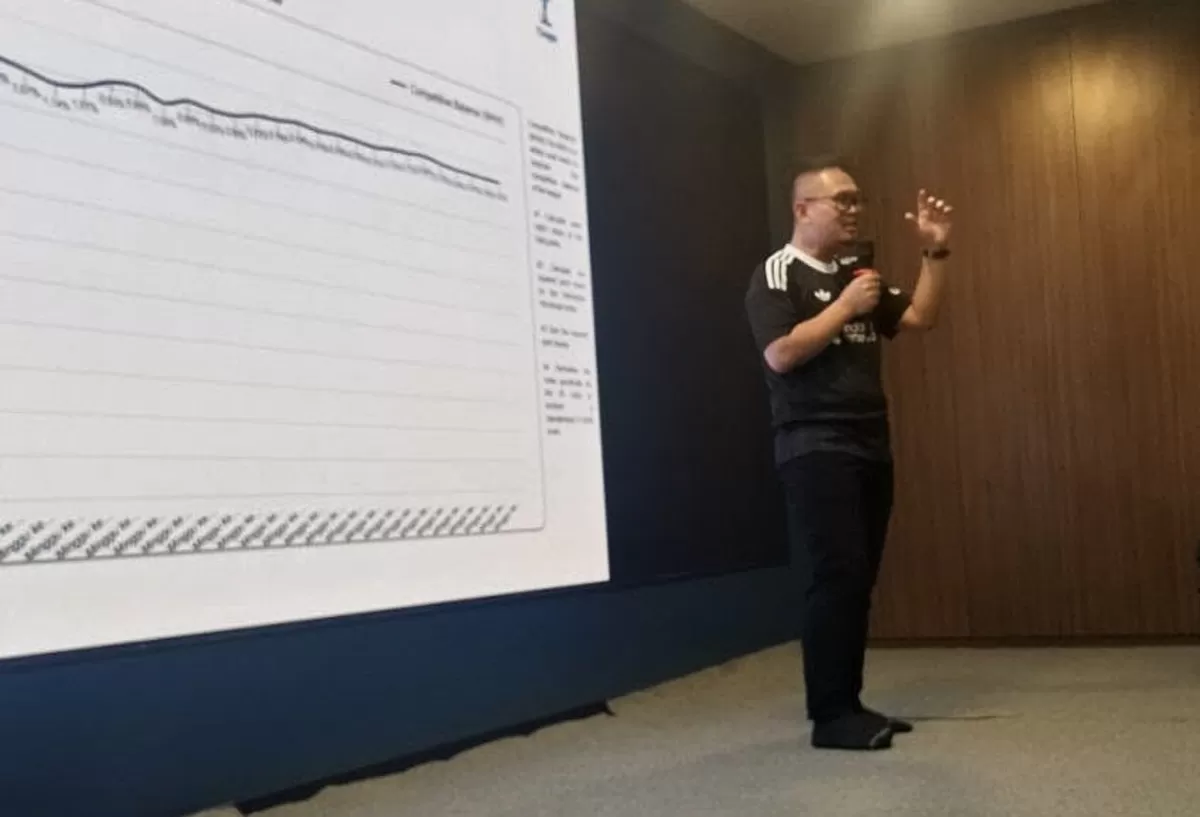 Direktur Kompetisi I.League, Asep Saputra menjelaskan evaluasi kompetisi Super League dan Championship musim lalu di Kantor I.League, Jakarta, Jumat, 19 Juni. Musim depan perubahan minor di regulasi.