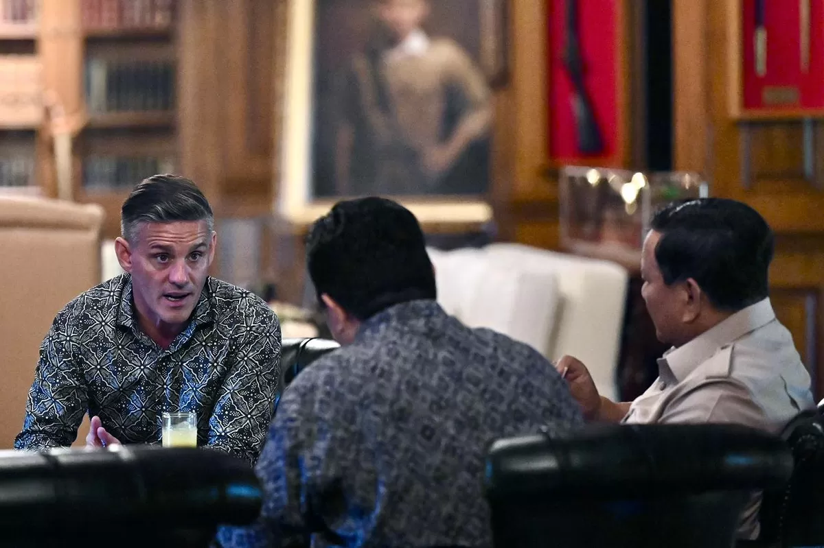 Pelatih Timnas Indonesia John Hermand bertemu dengan Presiden RI Prabowo, didampingi oleh Menpora Erick Thohir, di Hambalang, Jumat, 19 Juni 2026. Mereka membahas penguatan Timnas Indonesia.