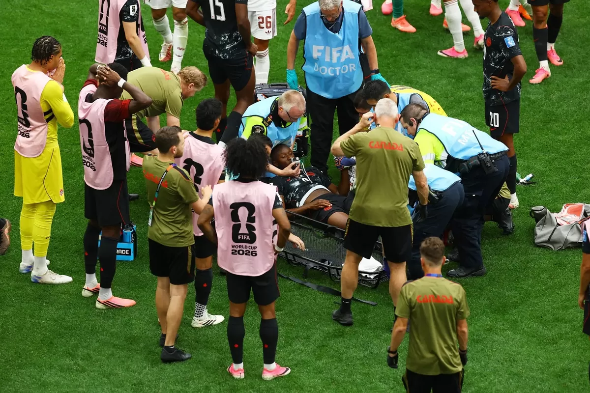 Ismael Kone, 24 tahun mendapat perawatan intensif di lapangan  setelah tekel berbahaya Assim Madibo dari Qatar.