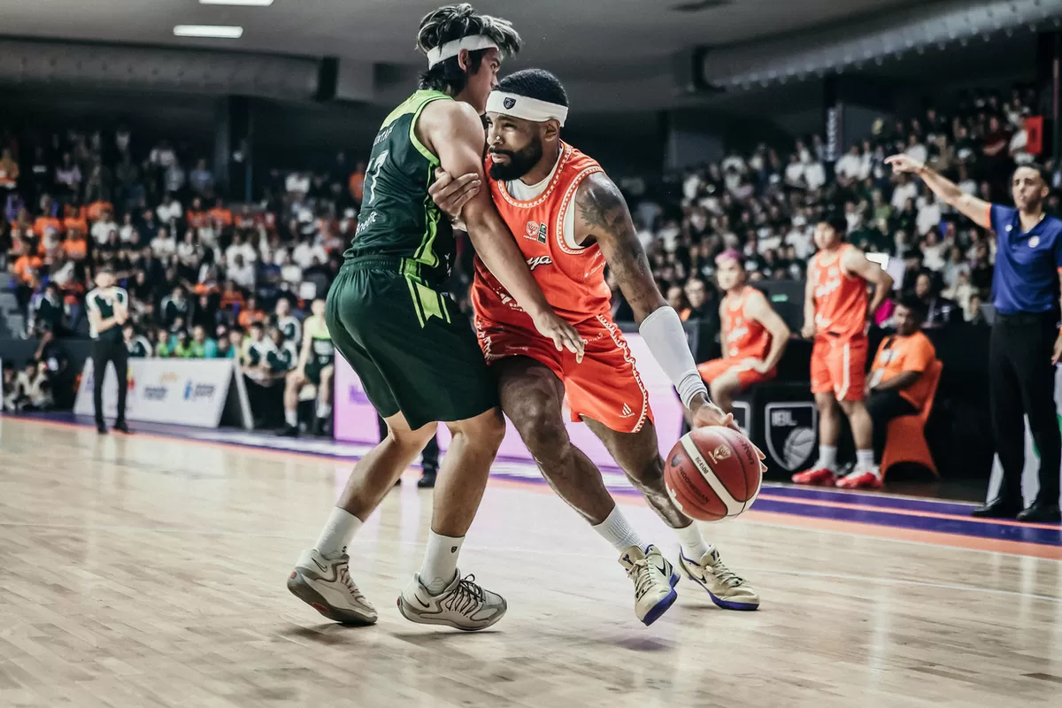 Pemain Pelita Jaya Jakarta berusaha melewati pemain Hornbills di Gim 1 Seri Final IBL 2026 di PJ Arena, Jakarta, Jumat, 19 Juni. PJ curi kemenangan di gim ini.