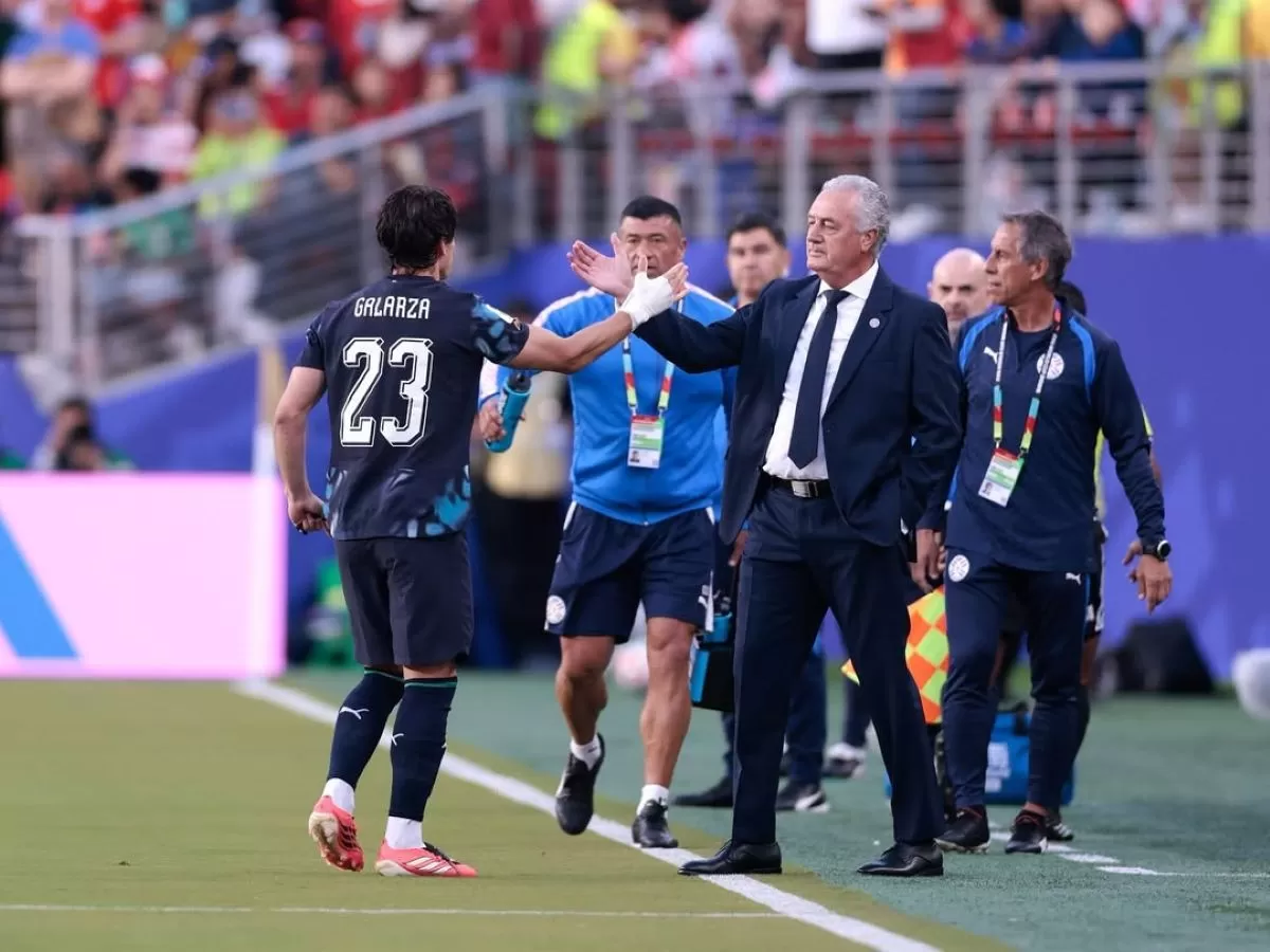 Matias Galarga mendapat ucapan selamat dari sang pelatih usai cetak gol cepat ke gawang Turki. (@albirroja)