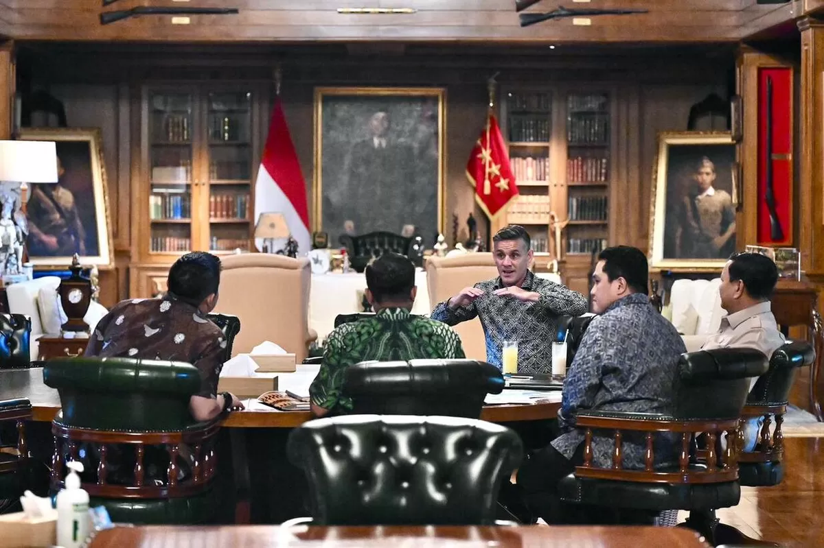 Presiden Prabowo menerima Pelatih Timnas Indonesia John Herdman, beserta Menpora Erick Thohir di Hambalang, Jumat, 19 Juni. Selain timnas, Presiden juga menyetujui anggaran multiyears untuk pelatnas.