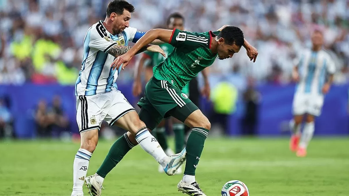 Megabintang Argentina, Lionel Messi melakukan tekel keras kepada pemain Aljazair. (AFP)