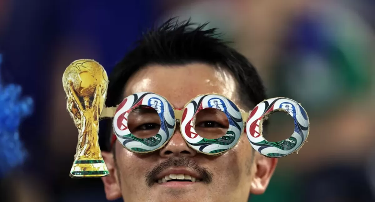Seorang fans Jepang mengenakan kacamata memperingati pertandingan ke-1.000 Piala Dunia. (FIFA)