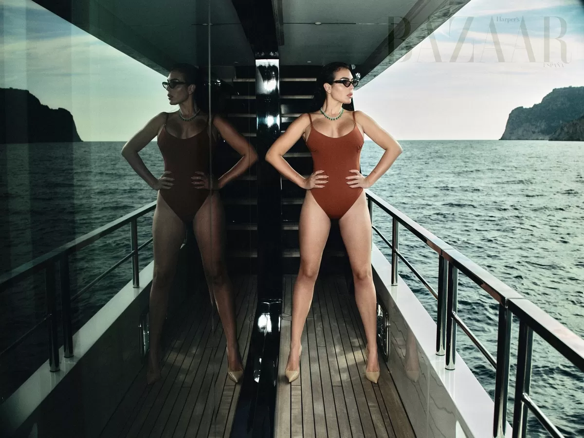 Georgina memamerkan bentuk tubuhnya yang menawan dalam balutan bikini terbuka di atas kapal pesiar mewah.