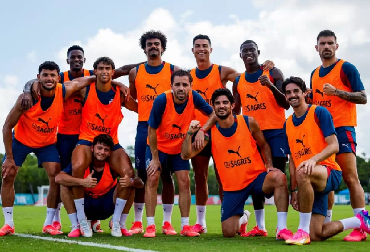 Cristiano Ronaldo memposting foto tersenyum bersama rekan-rekan setimnya 