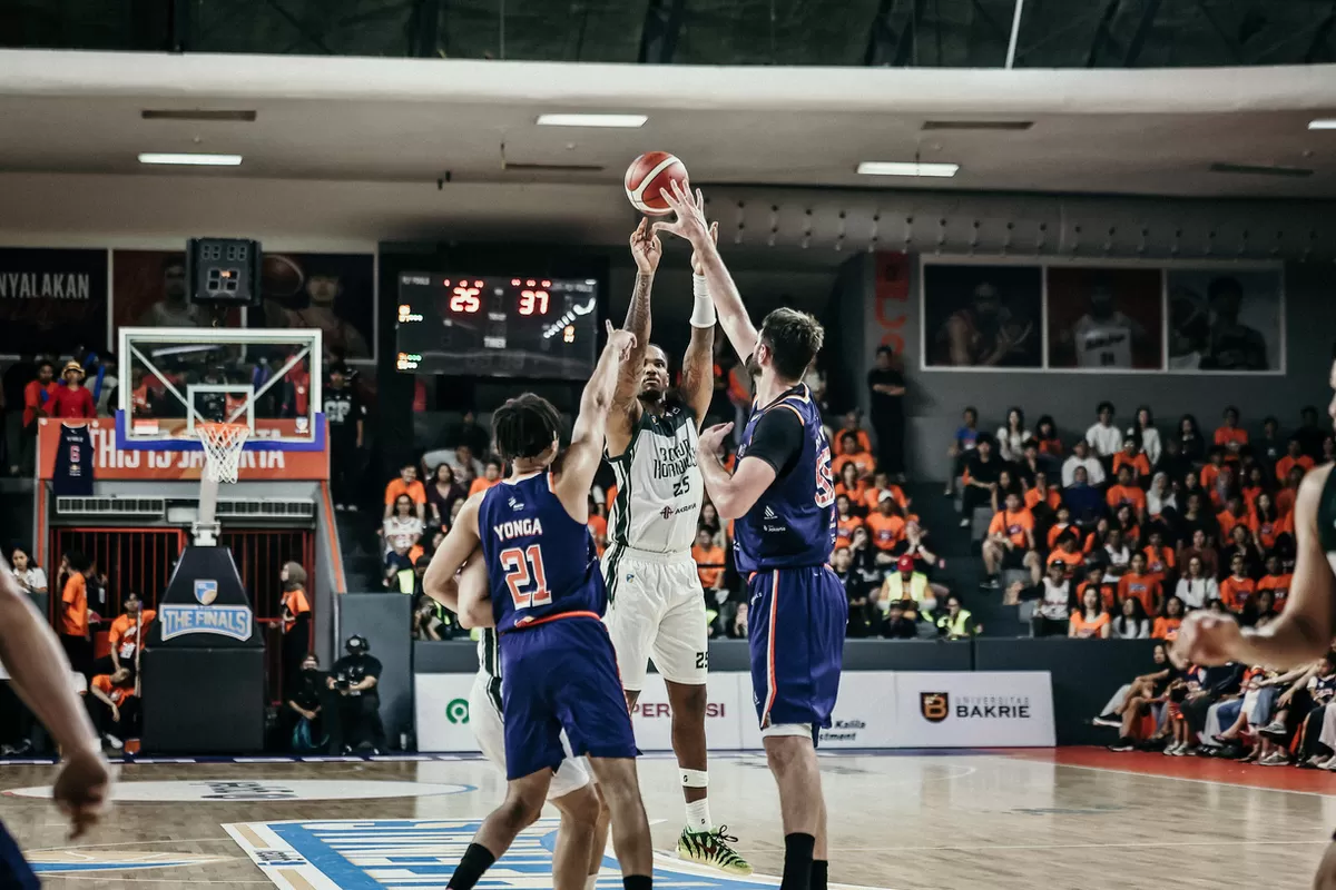 Dua pemain Pelita Jaya menghalangi percobaan tembakan yang dilakukan pemain asing Bogor Hornbills di Gim 2 Seri Final IBL 2026 di PJ Arena, Jakarta, Minggu, 21 Juni. Bogor menang, kedudukan 1-1 lagi. (Ariya Hoedajanto)