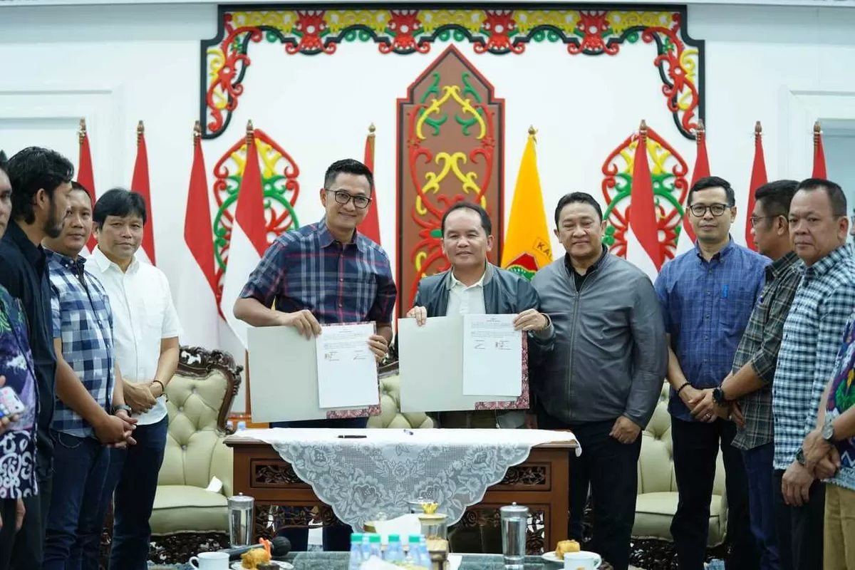 Penandatanganan kerja sama antara manajemen Adhyaksa FC dengan Pemda Kalimatan Tengah, di Aula Isen Mulang, Senin, 22 Juni. Kalteng akan jadi kandang Adhyaksa FC di Super League 2026/2027.