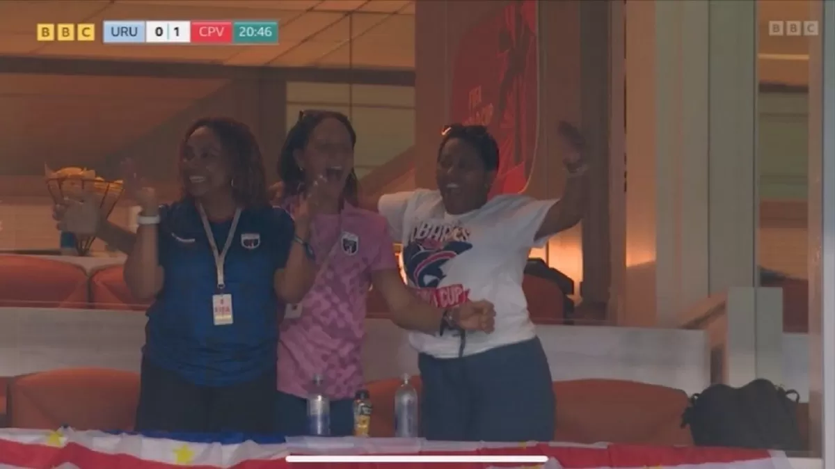 Ana Candida Evora, terlihat di tribun selama pertandingan Tanjung Verde melawan Uruguay.