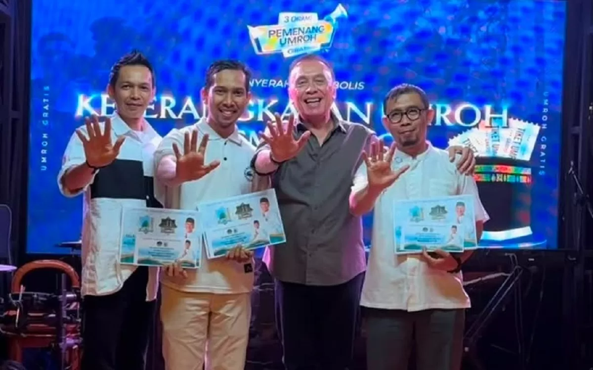 Mochamad Iriawan (Iwan Bule) memberangkatkan Umrah tiga Bobotoh.