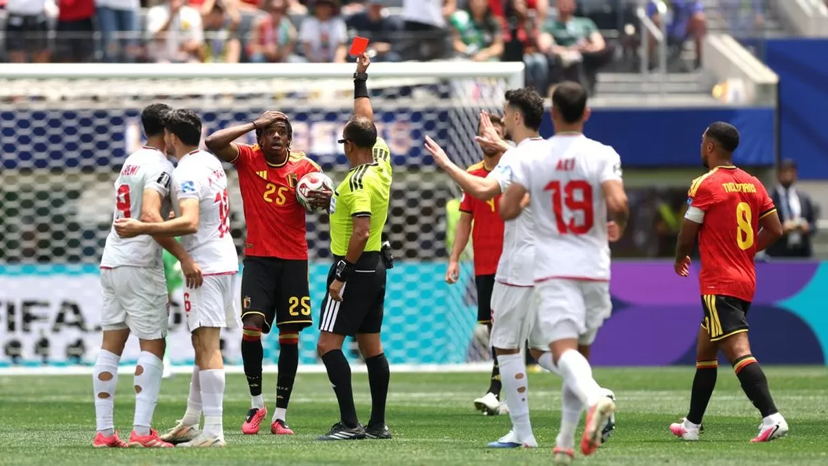 Pemain Belgia, Nathan Ngoy menerima kartu merah saat melawan Iran di Piala Dunia 2026. (Getty Images)