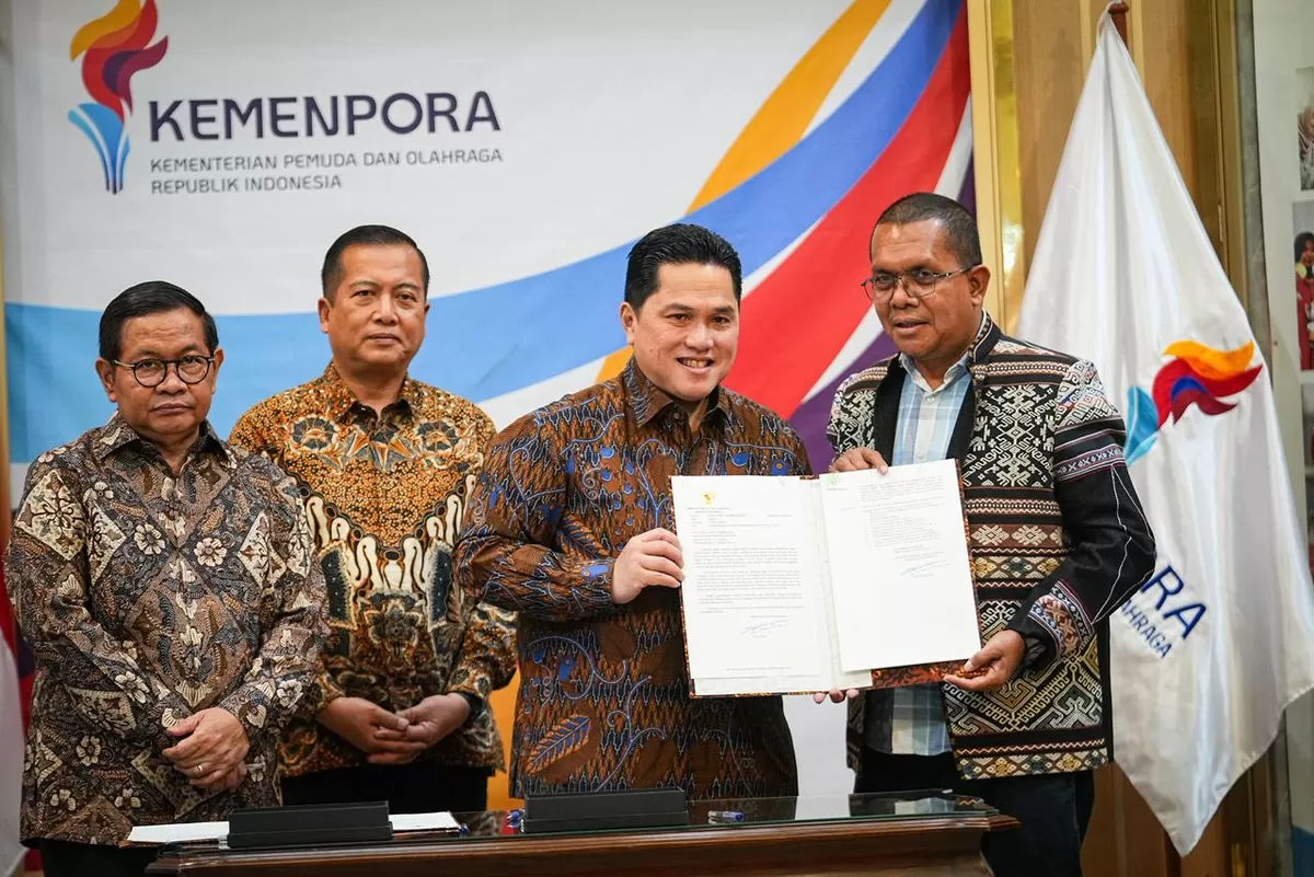 Menpora Erick Thohir menyerahkan SK Penetapan Tuan Rumah Pekan Olahraga Nasional (PON) XXII Tahun 2028 kepada Provinsi NTT, NTB, dan DKI Jakarta di Kemenpora, Jakarta, Selasa, 23 Juni 2026.