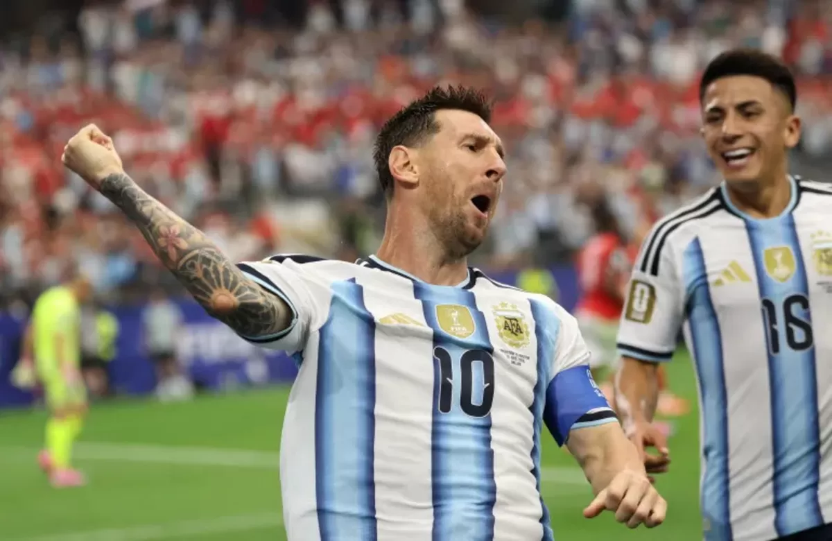 Kapten Argentina Lionel Messi merayakan gol pembuka dalam laga kedua Grup J melawan Austria. Dua golnya membawa dirinya menjadi pencetak gol terbanyak sepanjang masa Piala Dunia, dengan 18 gol.