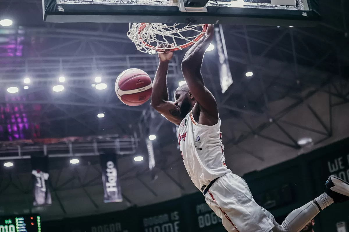 Aksi slam dunk pemain asing Pelita Jaya di Gim 3 Seri Final IBL 2026 di markas Bogor Hornbills, GOR Tangkas, Kab. Bogor, Rabu, 24 Juni 2026. PJ sementara kembali unggul 2-1.
