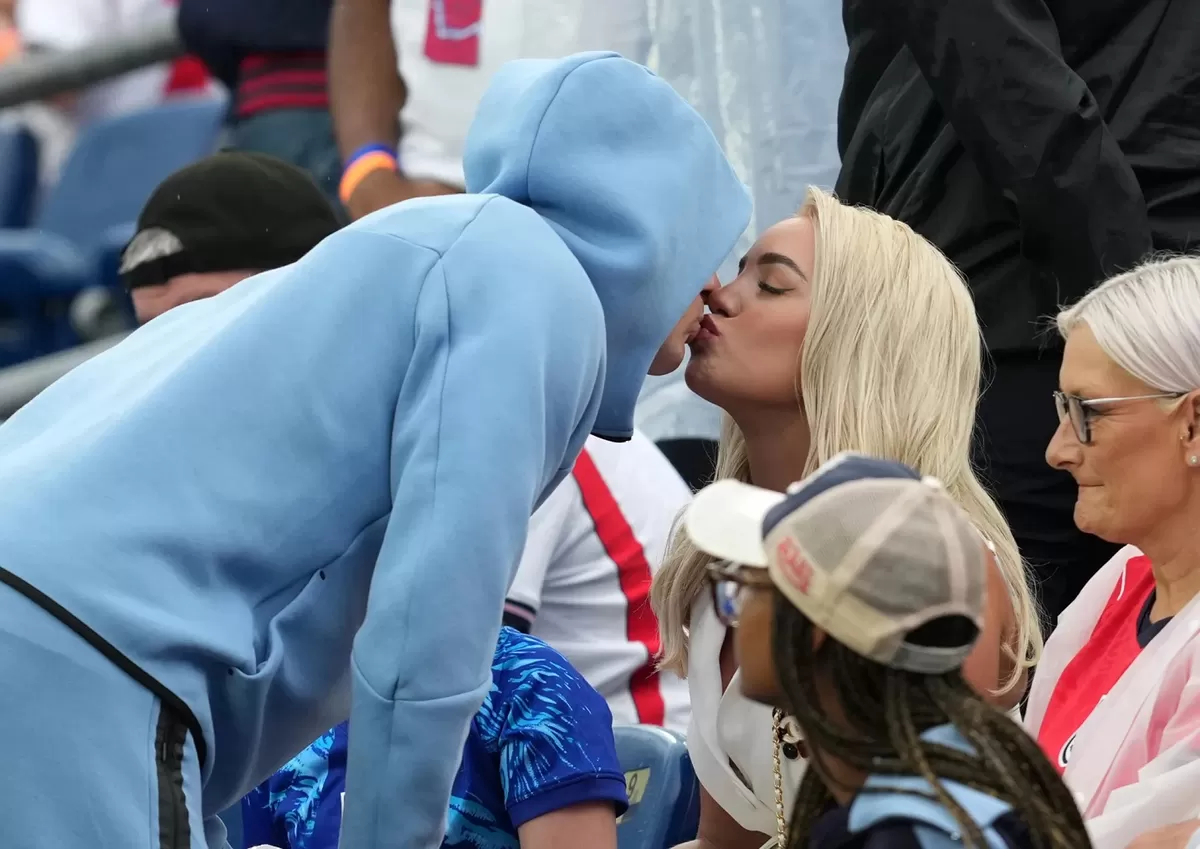 Jordan Pickford dihibur istrinya, Megan dengan ciuman hangat.