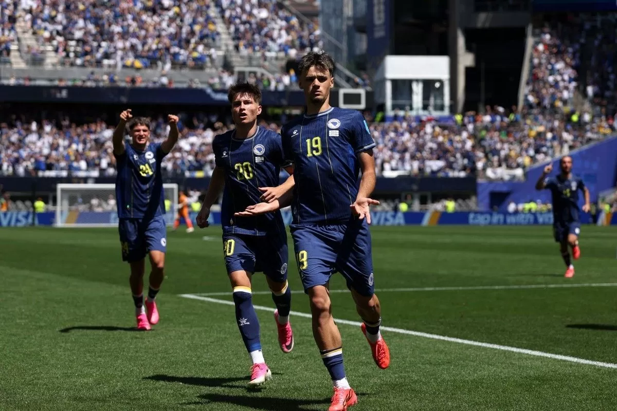 Para pemain Bosnia-Herzegovina merayakan gol ke gawang Qatar di Piala Dunia 2026. (AFP)
