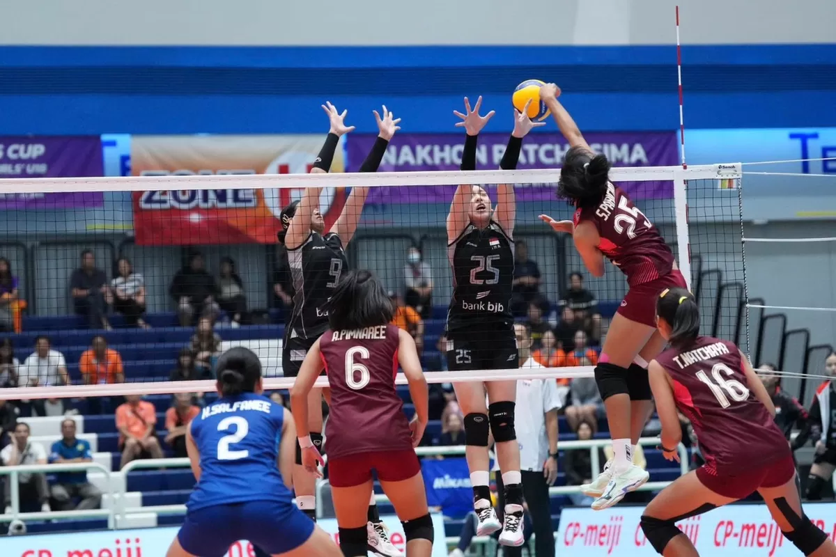 Pemain voli putri U18 Thailand, mencoba melayangkan penyisihan Princess Cup 2026.