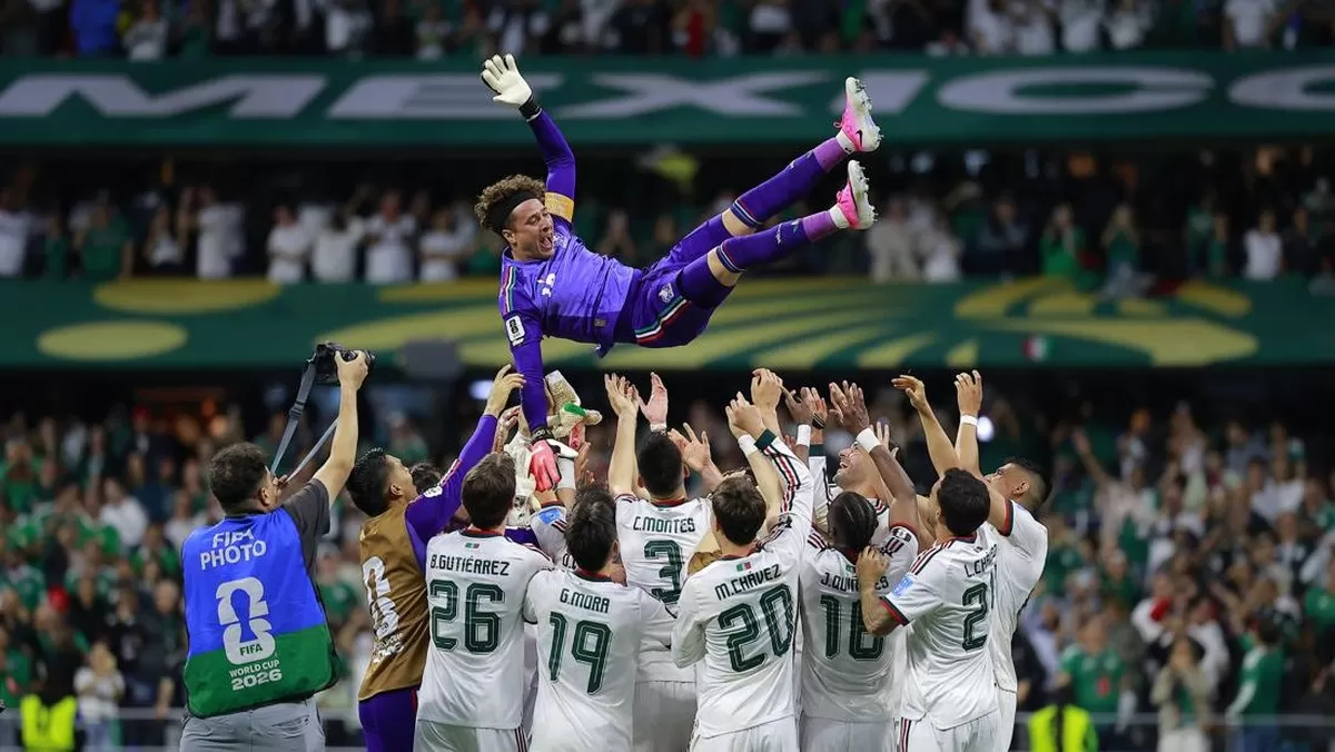 Para pemain Meksiko merayakan Guillermo Ochoa sebagai pemain tertua negaranya di Piala Dunia. (Getty Images)