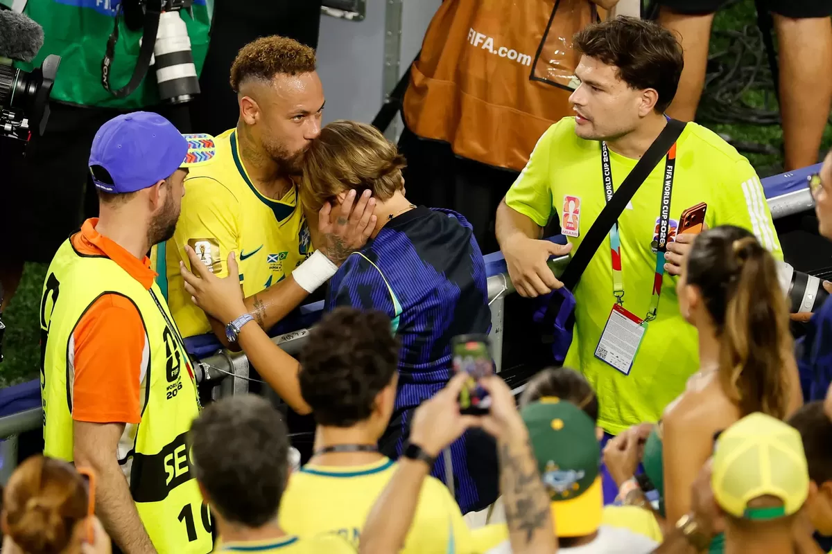 Neymar berpelukan dengan putranya, Davi Lucca, setelah tampil di depan publik untuk pertama kalinya dalam hampir tiga tahun.