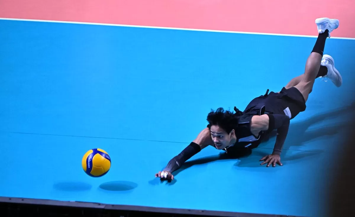 Punggawa voli putra Indonesia, Boy Arnez mencoba mengambil bola servis dari Oman hingga tersungkur. Kemenangan 3-0 bawa Garuda ke semifinal, Sabtu, 27 Juni melawan India.