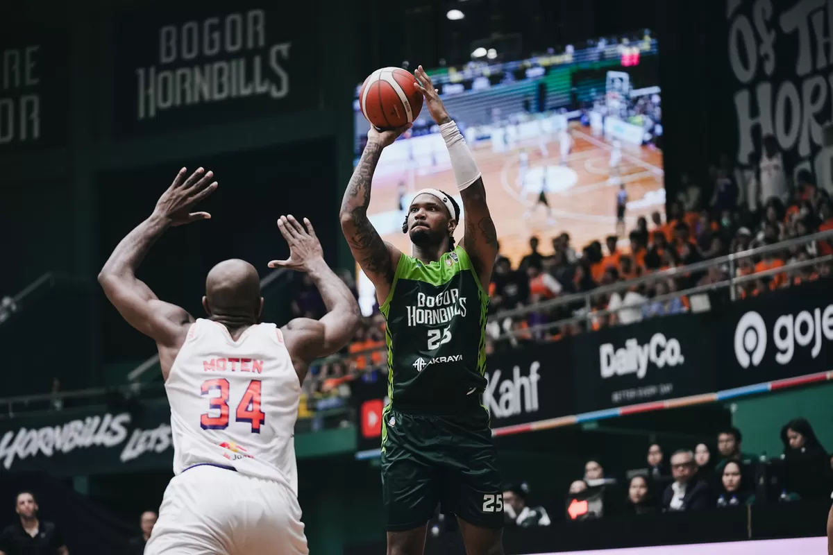 Forward Pelita Jaya Darious Moten berusaha menutup percobaan tembakan yang akan dilakukan  Travin Marquell Thibodeaux di Gim 4 Seri Final 2026, di GOR Tangkas, Kab. Bogor, Jumat, 26 Juni.