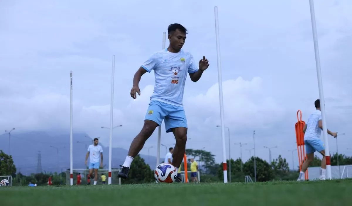 Robi Darwis sukses antarkan Persib Juara Super League 2025/26. (Persib/Nando)